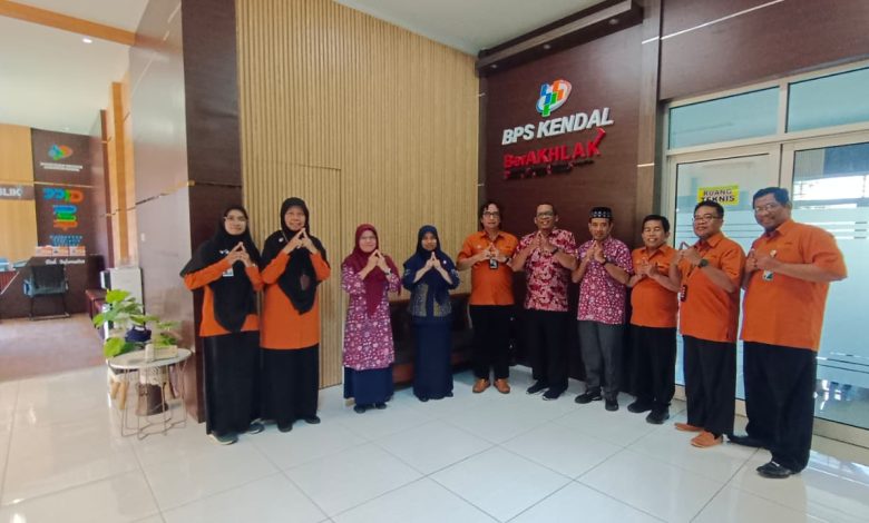 Perwakilan dosen D3 Statistika ITESA Muhammadiyah Semarang dan pimpinan BPS Kabupaten Kendal berfoto bersama usai audiensi Program Desa Cantik.