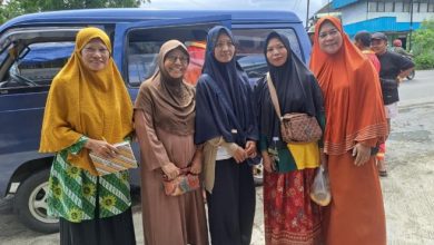 Pengurus PCA Nguter menyerahkan paket sembako bersubsidi kepada perwakilan ranting dalam program tebus murah.