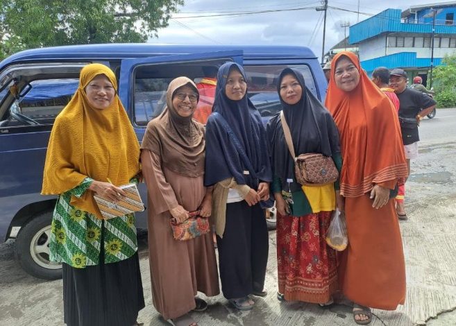 Pengurus PCA Nguter menyerahkan paket sembako bersubsidi kepada perwakilan ranting dalam program tebus murah.