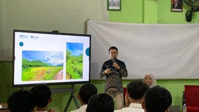 Dosen muda UMS Dias Aziz Pramudita memberikan materi motivasi kepada siswa SMK Muhammadiyah 3 Giriwoyo dalam program KKN-Dik.