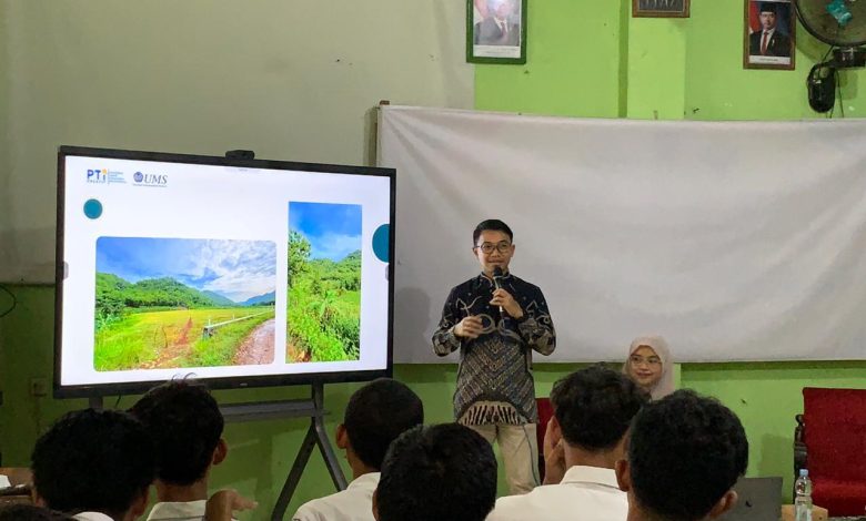 Dosen muda UMS Dias Aziz Pramudita memberikan materi motivasi kepada siswa SMK Muhammadiyah 3 Giriwoyo dalam program KKN-Dik.
