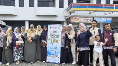 Guru, wali murid, dan peserta program Tebar Iftar SMP Mutual berfoto bersama di depan spanduk kegiatan pembagian takjil Ramadan di Magelang.