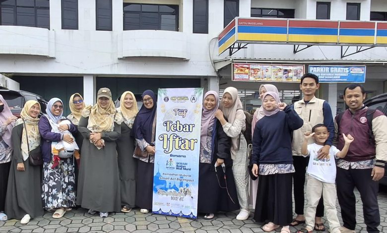 Guru, wali murid, dan peserta program Tebar Iftar SMP Mutual berfoto bersama di depan spanduk kegiatan pembagian takjil Ramadan di Magelang.
