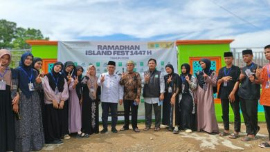 Peserta dan panitia berfoto bersama di depan banner Ramadhan Island Fest 1447 H di Distrik Salawati Tengah, Raja Ampat.
