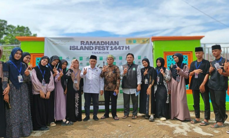 Peserta dan panitia berfoto bersama di depan banner Ramadhan Island Fest 1447 H di Distrik Salawati Tengah, Raja Ampat.