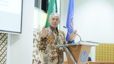 Rektor UMS Prof. Dr. Harun Joko Prayitno, M.Hum., menyampaikan sambutan dalam kuliah umum PBSI UMS tentang peran mahasiswa sebagai agen SDGs di Gedung Induk Siti Walidah.
