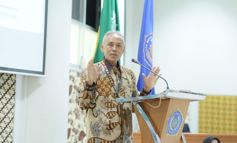 Rektor UMS Prof. Dr. Harun Joko Prayitno, M.Hum., menyampaikan sambutan dalam kuliah umum PBSI UMS tentang peran mahasiswa sebagai agen SDGs di Gedung Induk Siti Walidah.
