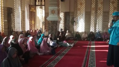 Verifikator SatuMu Cabang Cilacap Utara memberikan sosialisasi platform digital Muhammadiyah kepada anggota Aisyiyah di Masjid Al Iman.