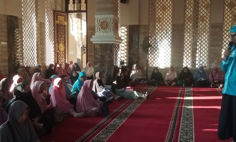 Verifikator SatuMu Cabang Cilacap Utara memberikan sosialisasi platform digital Muhammadiyah kepada anggota Aisyiyah di Masjid Al Iman.