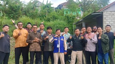 Pengurus dan kader Pemuda Muhammadiyah Kota Magelang berfoto bersama usai kegiatan Ramadan yang menonjolkan program Dai Perkotaan dan bakti sosial.