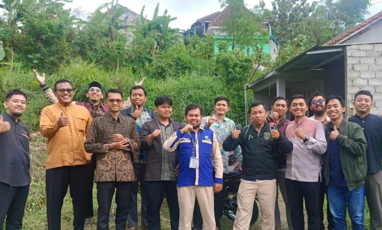 Pengurus dan kader Pemuda Muhammadiyah Kota Magelang berfoto bersama usai kegiatan Ramadan yang menonjolkan program Dai Perkotaan dan bakti sosial.