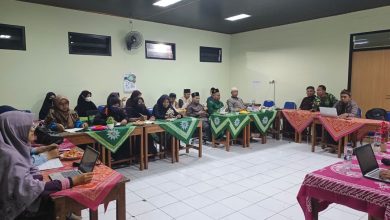 Guru dan karyawan PonpesMU Manafi’ul ‘Ulum Sambi mengikuti kegiatan upgrading pada Ramadan 1447 H di aula pondok pesantren.