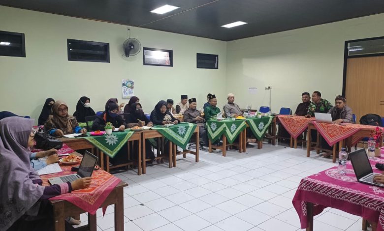 Guru dan karyawan PonpesMU Manafi’ul ‘Ulum Sambi mengikuti kegiatan upgrading pada Ramadan 1447 H di aula pondok pesantren.