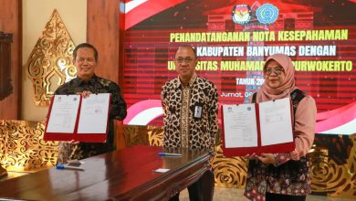 Penandatanganan nota kesepahaman antara KPU Banyumas, Pemerintah Kabupaten Banyumas, dan Universitas Muhammadiyah Purwokerto untuk kerja sama riset dan sosialisasi pemilu.