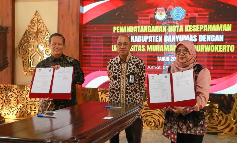 Penandatanganan nota kesepahaman antara KPU Banyumas, Pemerintah Kabupaten Banyumas, dan Universitas Muhammadiyah Purwokerto untuk kerja sama riset dan sosialisasi pemilu.