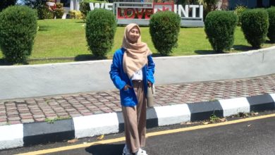 Mahasiswa PBI UMP Nadia Nariswari Putri berfoto di depan kampus INTI International University Malaysia saat mengikuti Student Mobility Program.