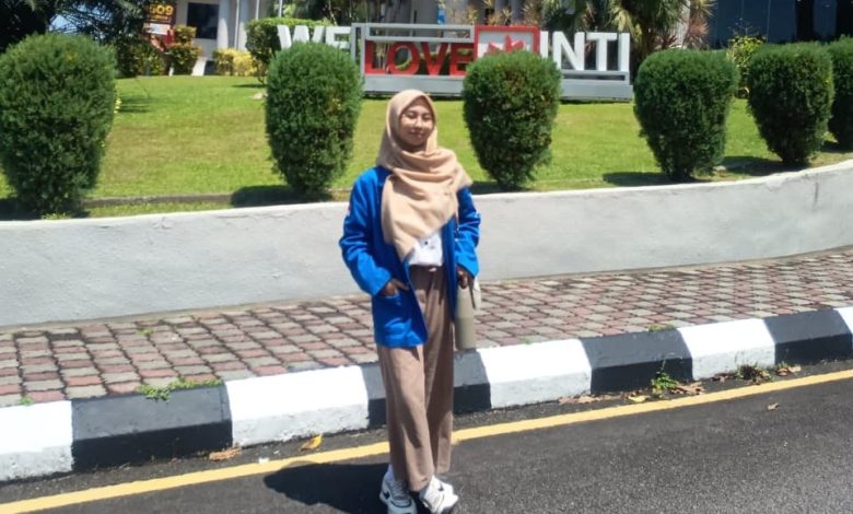 Mahasiswa PBI UMP Nadia Nariswari Putri berfoto di depan kampus INTI International University Malaysia saat mengikuti Student Mobility Program.