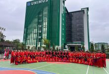 Mahasiswa Universitas Muhammadiyah Semarang (UNIMUS) berfoto bersama di depan gedung kampus utama di Semarang.