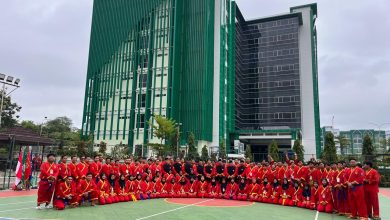 Mahasiswa Universitas Muhammadiyah Semarang (UNIMUS) berfoto bersama di depan gedung kampus utama di Semarang.