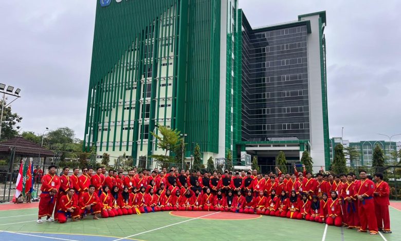 Mahasiswa Universitas Muhammadiyah Semarang (UNIMUS) berfoto bersama di depan gedung kampus utama di Semarang.
