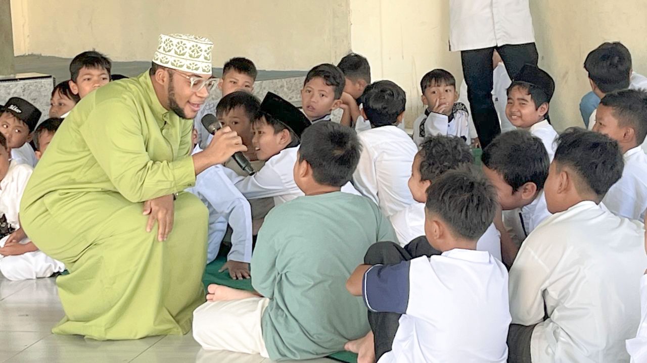 Mahasiswa asing Universitas Muhammadiyah Surakarta (UMS) bersama siswa SD Muhammadiyah PK Baturan Colomadu dalam kegiatan pesantren Ramadan.