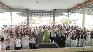 Mahasiswa asing UMS bersama siswa SD Muhammadiyah PK Baturan Colomadu dalam kegiatan pesantren Ramadan.