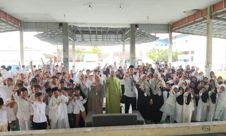 Mahasiswa asing UMS bersama siswa SD Muhammadiyah PK Baturan Colomadu dalam kegiatan pesantren Ramadan.