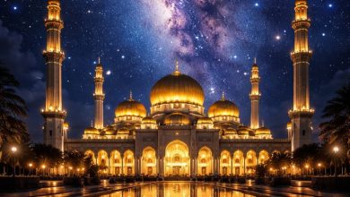 Masjid bercahaya di malam hari dengan langit penuh bintang sebagai ilustrasi suasana malam Lailatul Qadr yang penuh ketenangan dan kemuliaan.
