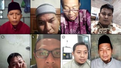 Alumni PAY Wirosari mengikuti kajian dan rapat pengembangan cabang dan ranting Muhammadiyah secara daring melalui pertemuan online.