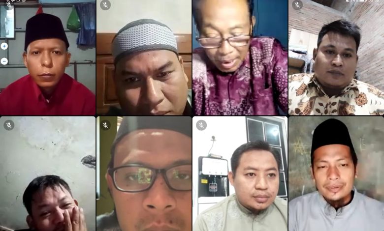 Alumni PAY Wirosari mengikuti kajian dan rapat pengembangan cabang dan ranting Muhammadiyah secara daring melalui pertemuan online.