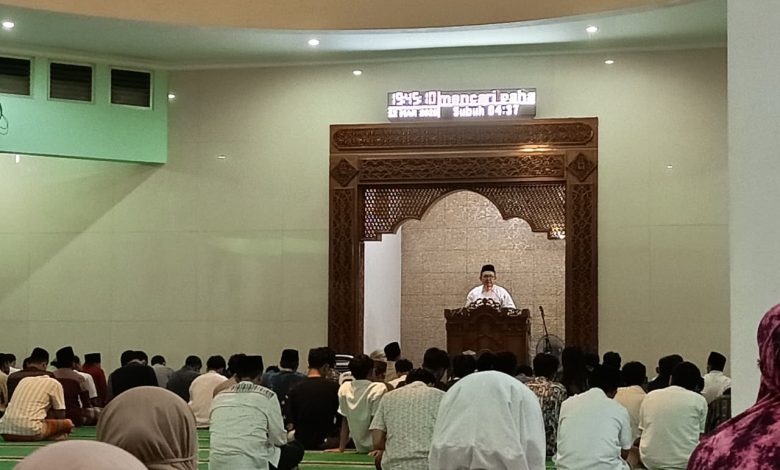 Sekda Purworejo Suranto menyampaikan ceramah Tarawih di Masjid Kampus Universitas Muhammadiyah Purworejo (UMPWR).