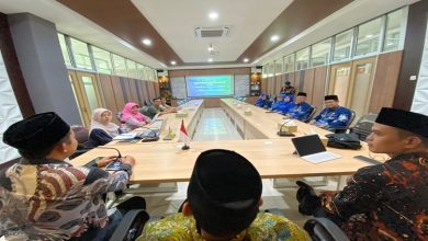 Pimpinan UMPWR dan MAN Purworejo mengikuti penandatanganan MoU kerja sama pendidikan di ruang rapat UMPWR.
