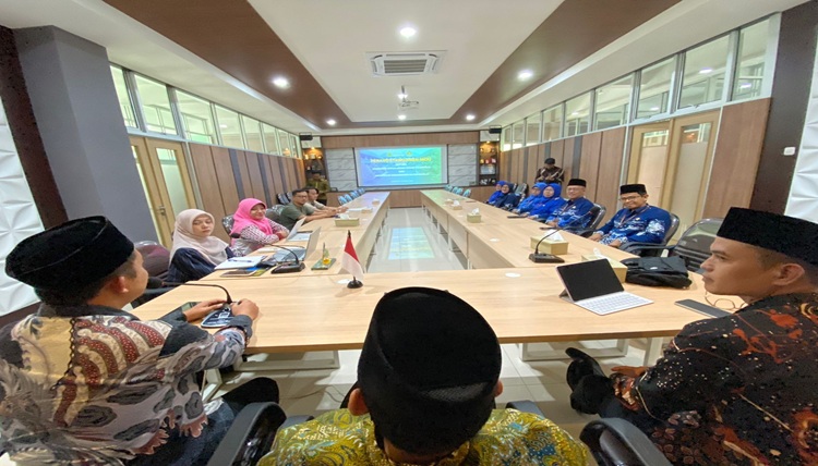 Pimpinan UMPWR dan MAN Purworejo mengikuti penandatanganan MoU kerja sama pendidikan di ruang rapat UMPWR.