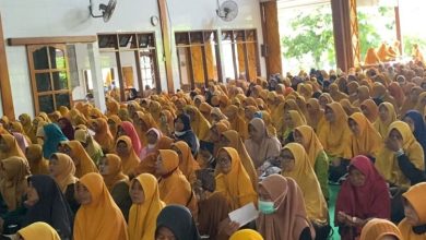 Ribuan jamaah ‘Aisyiyah mengikuti pengajian rutin PCA Nguter di Gedung Serya Jaya, Sukoharjo.