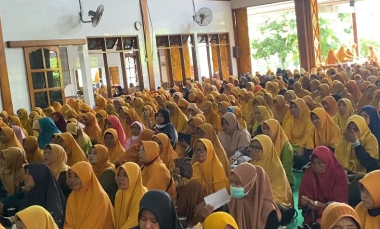 Ribuan jamaah ‘Aisyiyah mengikuti pengajian rutin PCA Nguter di Gedung Serya Jaya, Sukoharjo.
