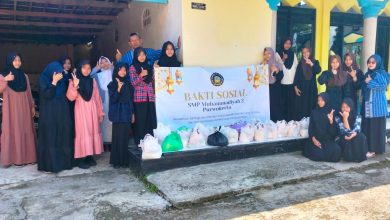 Siswa SMP Muhammadiyah 2 Purwokerto berfoto bersama paket sembako dalam kegiatan bakti sosial Ramadan.