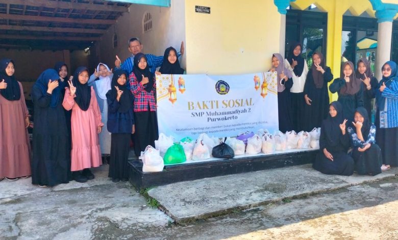 Siswa SMP Muhammadiyah 2 Purwokerto berfoto bersama paket sembako dalam kegiatan bakti sosial Ramadan.