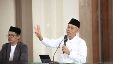 Rektor UMS Prof. Dr. Harun Joko Prayitno memberikan sambutan dan motivasi kepada tenaga outsourcing dalam pengajian Ramadan di Masjid Pesma Kampus 4 UMS.