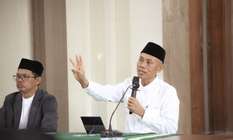 Rektor UMS Prof. Dr. Harun Joko Prayitno memberikan sambutan dan motivasi kepada tenaga outsourcing dalam pengajian Ramadan di Masjid Pesma Kampus 4 UMS.