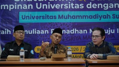 Pimpinan Universitas Muhammadiyah Surakarta berbicara dalam agenda silaturahmi dan sarasehan bersama organisasi mahasiswa tingkat universitas di Griya Mahasiswa UMS.