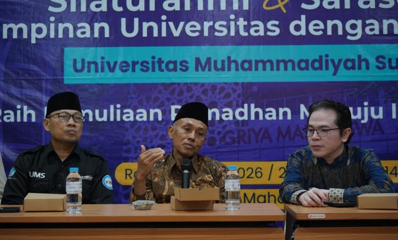 Pimpinan Universitas Muhammadiyah Surakarta berbicara dalam agenda silaturahmi dan sarasehan bersama organisasi mahasiswa tingkat universitas di Griya Mahasiswa UMS.