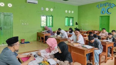 Siswa SMP Mutu Plus Cilacap mengikuti kegiatan pesantren Ramadan dengan membaca Al-Qur’an di ruang kelas tahfidz.