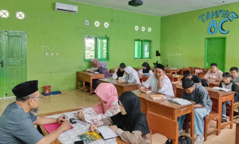 Siswa SMP Mutu Plus Cilacap mengikuti kegiatan pesantren Ramadan dengan membaca Al-Qur’an di ruang kelas tahfidz.