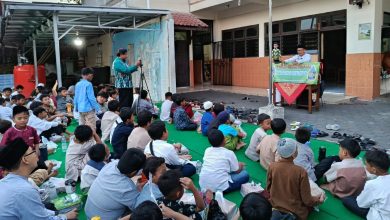 Siswa SD Muhammadiyah 24 Gajahan Solo mengikuti pesantren kilat Ramadhan dengan media Wayang Golek Pitutur di halaman sekolah.