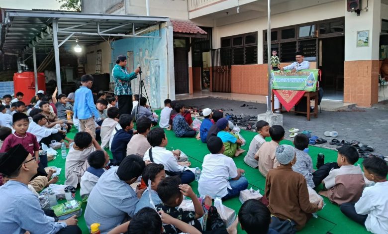 Siswa SD Muhammadiyah 24 Gajahan Solo mengikuti pesantren kilat Ramadhan dengan media Wayang Golek Pitutur di halaman sekolah.