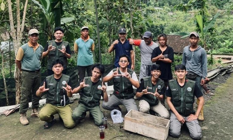 Mahasiswa KKN UMUKA bersama peternak Gapoktan Sapto Tunggal Desa Bangsri dalam kegiatan penanaman tanaman pakan ternak unggul.