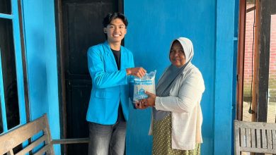 Mahasiswa STKIP Muhammadiyah Blora menyerahkan paket zakat fitrah kepada warga penerima manfaat di rumahnya.