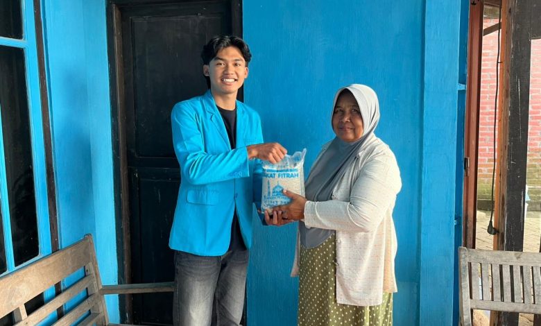 Mahasiswa STKIP Muhammadiyah Blora menyerahkan paket zakat fitrah kepada warga penerima manfaat di rumahnya.