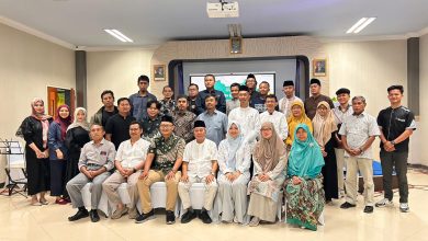 Foto bersama pimpinan Universitas Muhammadiyah Gombong (UNIMUGO), jurnalis, humas sekolah, dan influencer dalam kegiatan Media Gathering di ruang pertemuan kampus.