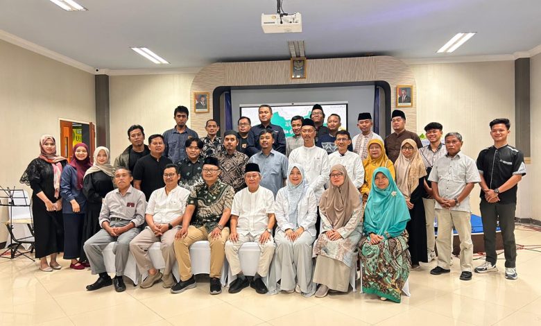 Foto bersama pimpinan Universitas Muhammadiyah Gombong (UNIMUGO), jurnalis, humas sekolah, dan influencer dalam kegiatan Media Gathering di ruang pertemuan kampus.
